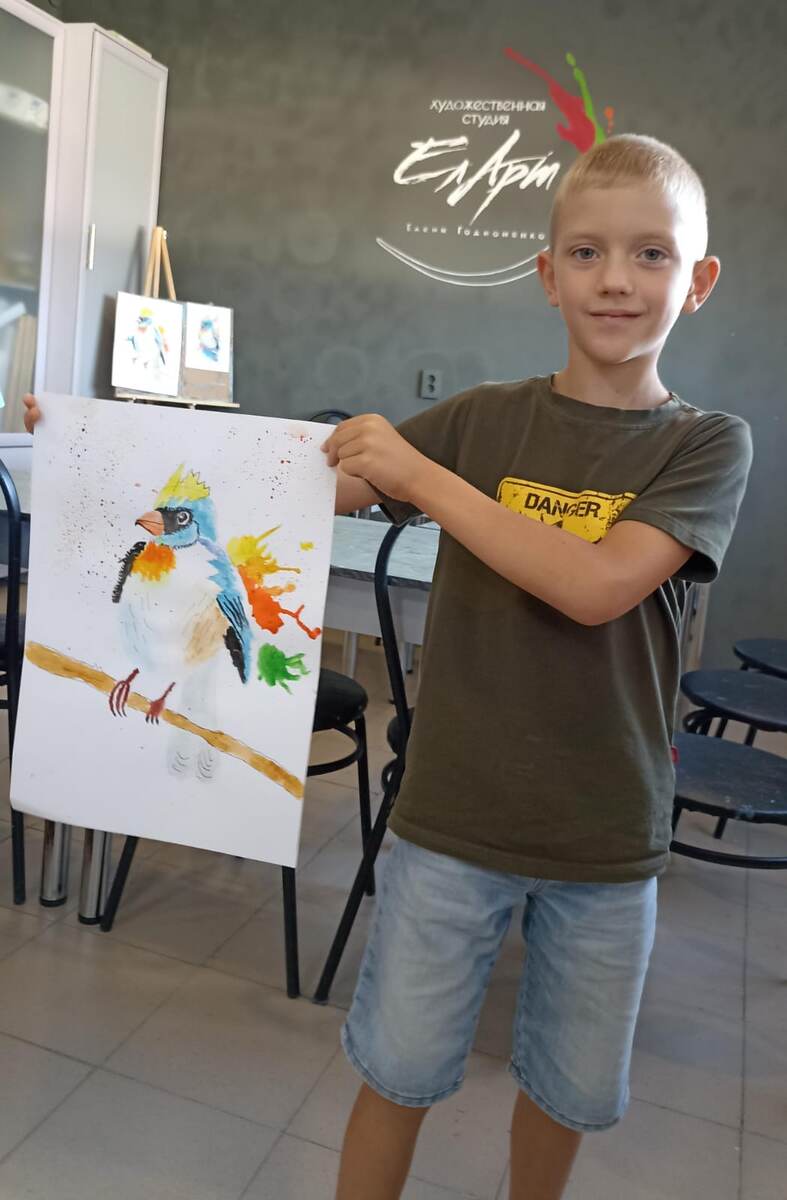 В моем детстве мои родители не имели возможности финансировать моё обучение в художественной школе. Небольшие навыки к рисованию есть, и как я была рада, когда у моего второго сына проявился интерес к рисованию. В отличие от старшего сына и мужа, которые не обладают художественными способностями, Илья показывает неплохие результаты в рисовании. Я надеюсь, что этот интерес не угасает и он продолжит развивать свои таланты. 