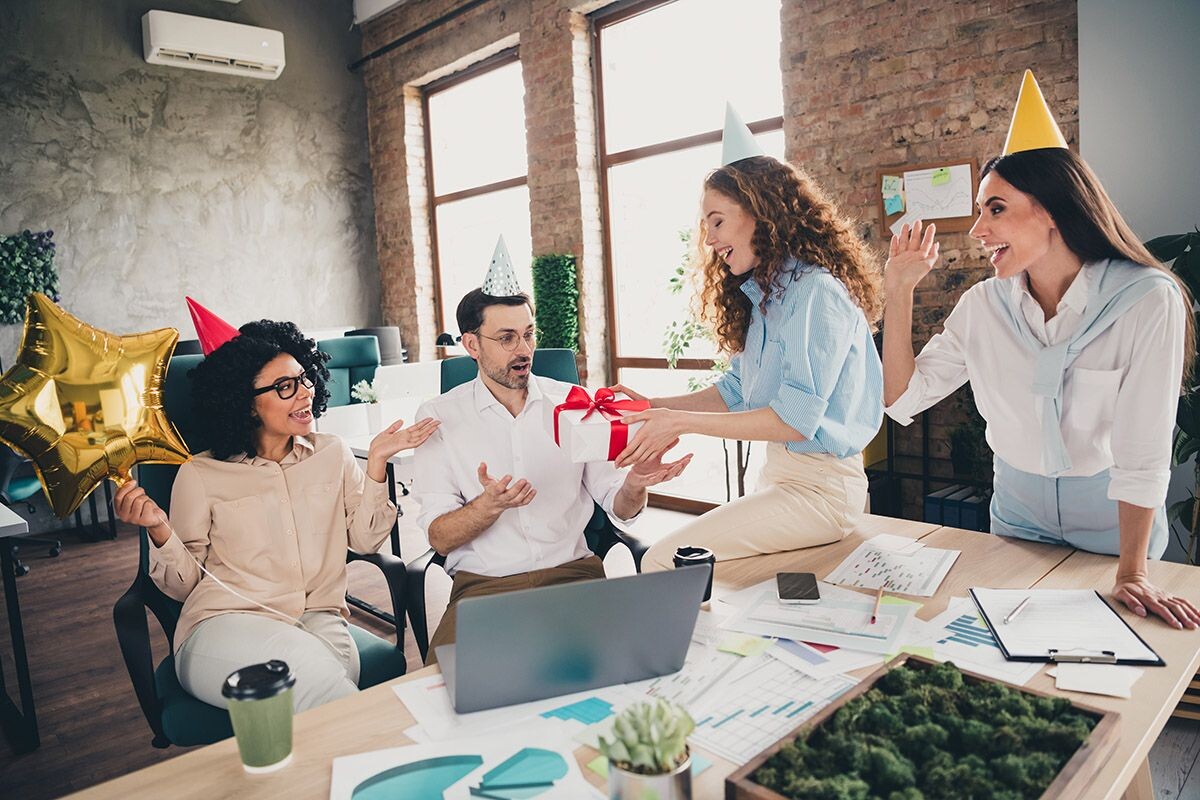 Избегайте фамильярностей при поздравлении начальника. Можно поздравить тепло и душевно, но соблюдая субординацию. Источник: Shutterstock📷
