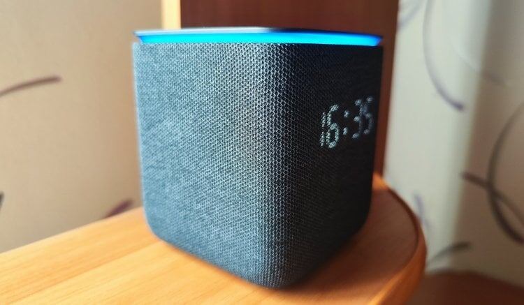    Яндекс Станция, подключенная к Bluetooth, мигает синим