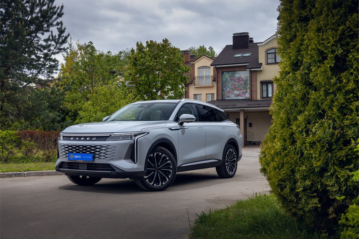    В России Exeed RX предлагаются в трех комплектациях – Prestige, Premium и Premium AT. Главное внешнее отличие версий Premium – тонировка задних стекол. 20-дюймовые колеса входят в стандартное оснащение