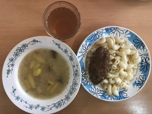 Прекрасно помню вкус склизких макарон с пережаренной котлетой. Источник: 6-kanal.ru