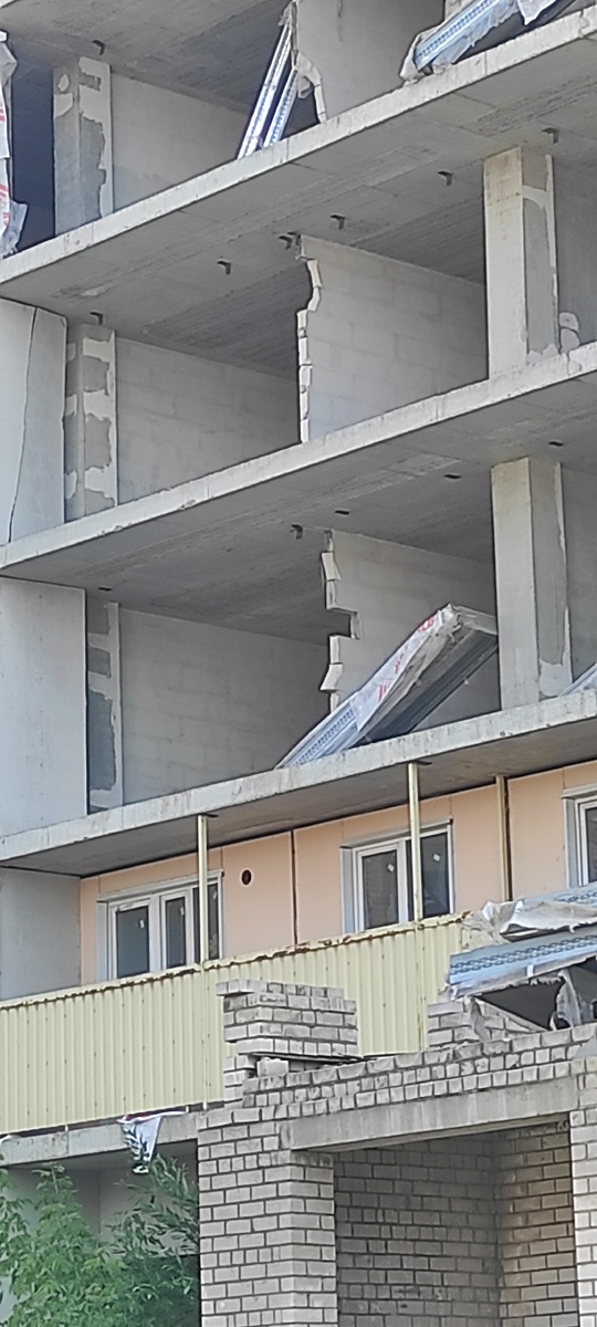 Снимают до монолита. Внутри оставляют перегородки из газобетона