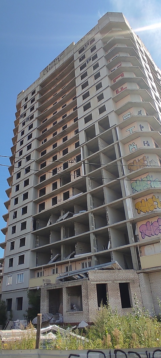 Все ограждающие конструкции в этом доме - из газобетона. Были. Листайте вправо. Фото автора