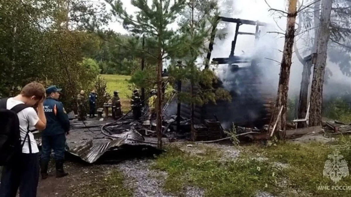 Друзья мальчика успели выбежать из горящей бани.  Фото: Фото предоставлено пресс-службой МЧС России