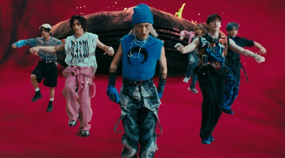     Кадр из клипа «Jjam»