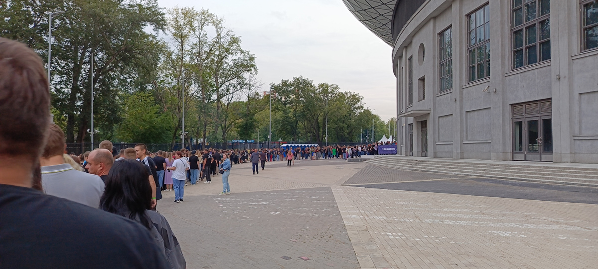 Очередь на вход танцпола