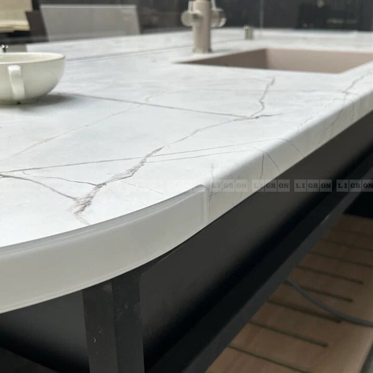 Столешница из ламината в декоре  2566 Люксио эмират с кромкой постформинг и 3D-акрил (703 Арктика)