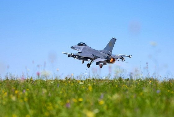    F-16