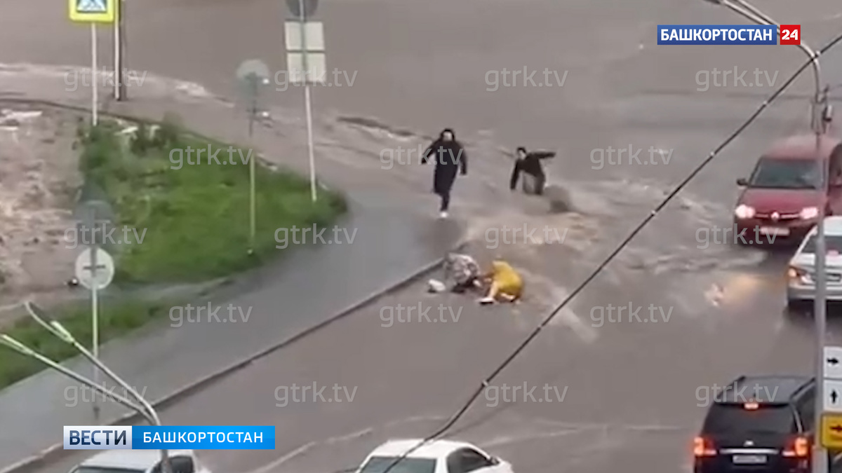    В Уфе двух женщин смыло потоком воды после мощного дождя