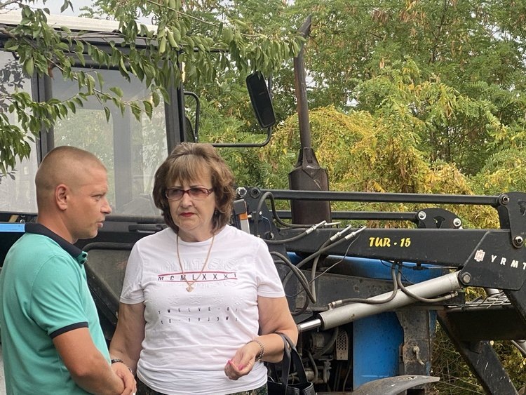    Уничтожение сорняка-вампира в поселке Меловое в ЛНР прошло с участием жителей