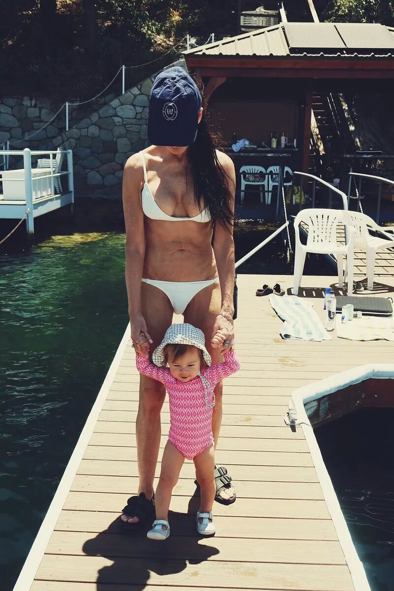 Деми Мур - 61 год. в белом бикини 