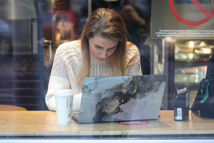    Среднесуточная аудитория YouTube в России в июне составила 55,6 млн человек, это на 9,4% больше, чем в июне 2023 года.   
Фото: «БИЗНЕС Online»