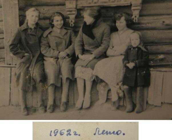 Ну такое лето: пальто, валенки, тёплые чулки. А не панамки с сарафанами. И подпись на оборте как бы должна убедить: да лето это, лето!)