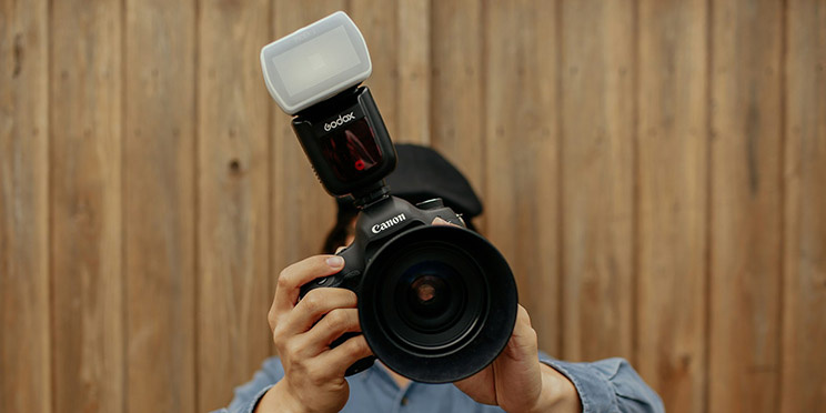 Один из самых распространённых вариантов — компактная накамерная вспышка / Фото: unsplash.com
