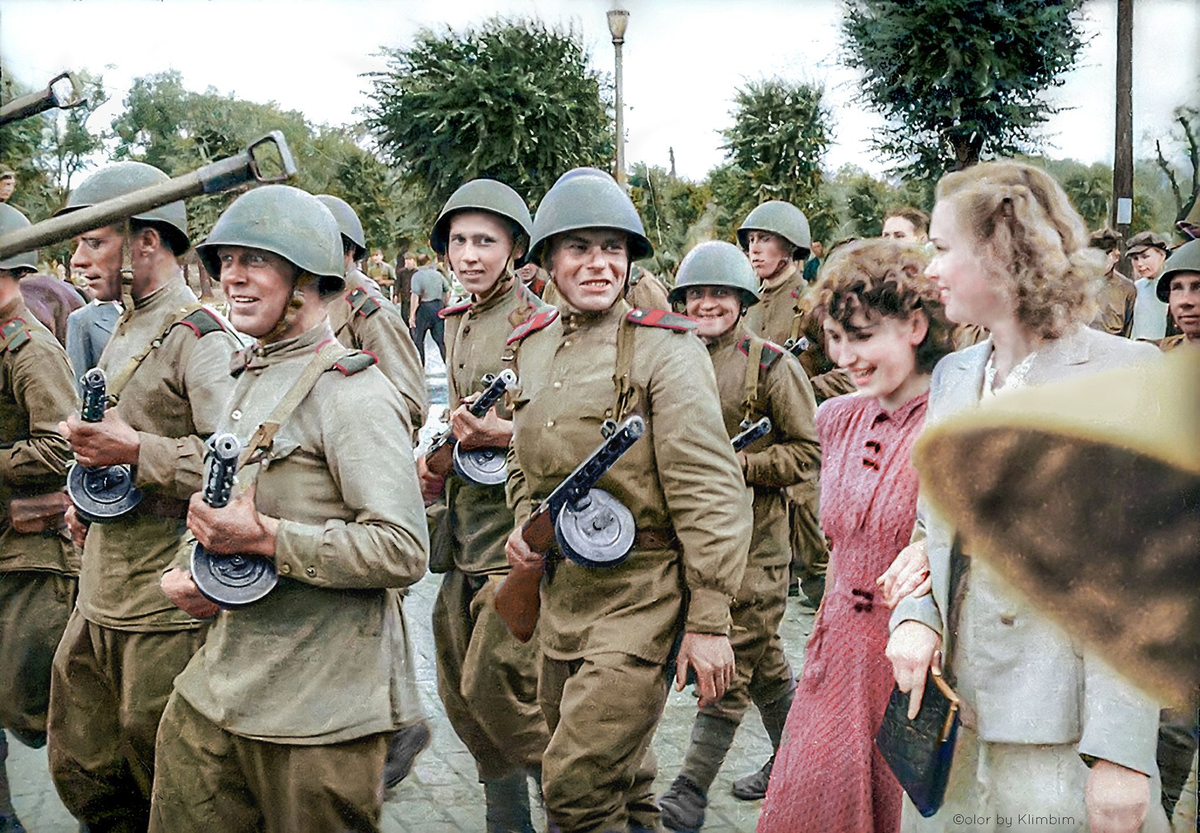 Советские войска на параде в Харбине 20 августа 1945 года 