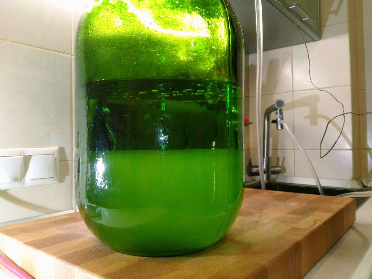 Самогон после того, как сивушные масла осели вниз.