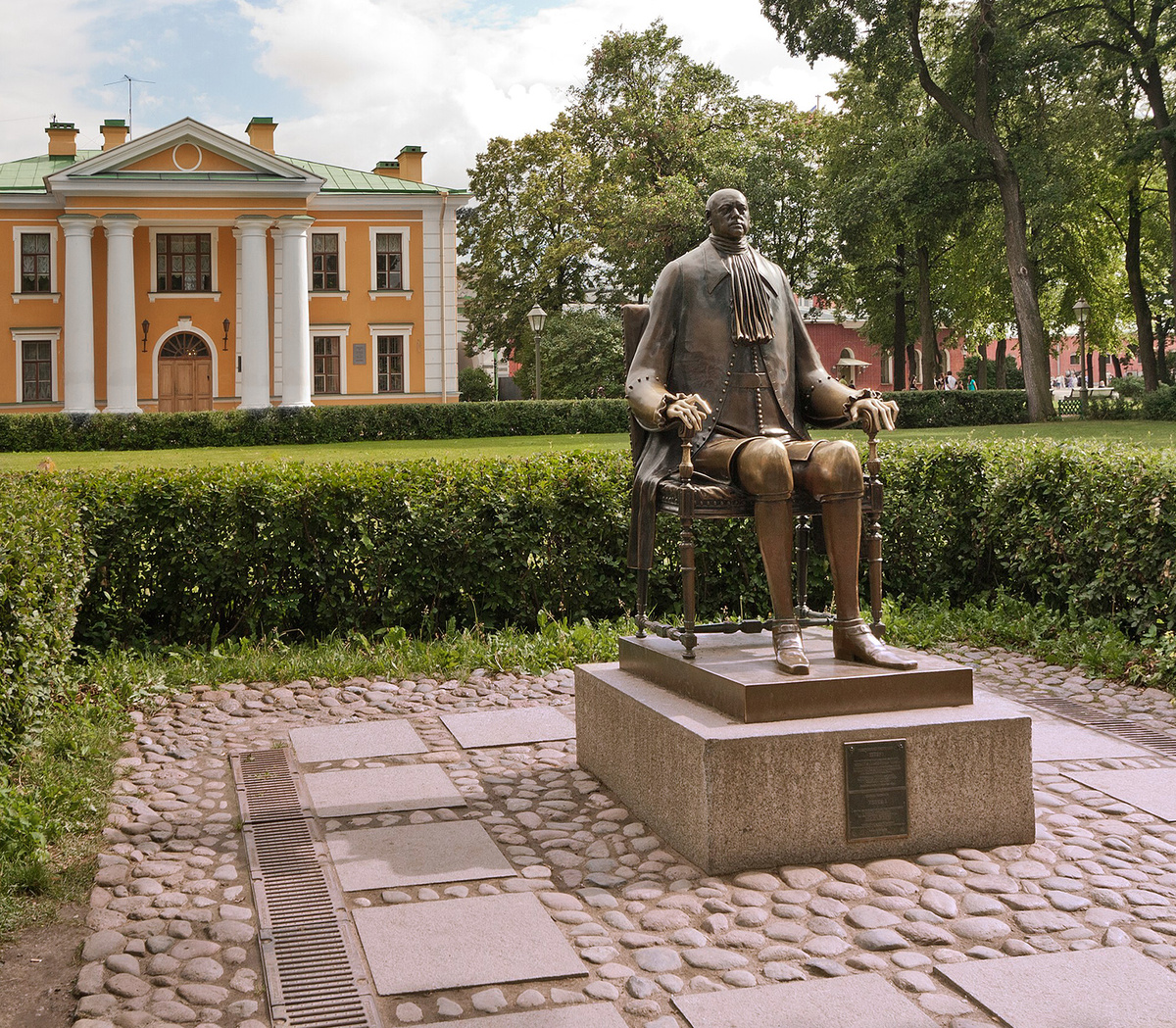 Пётр I на Главной аллее Петропавловской крепости. Санкт-Петербург.