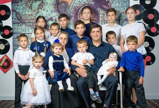 Старое фото семьи Култышевых из соцсетей, когда в семье было 15 деток