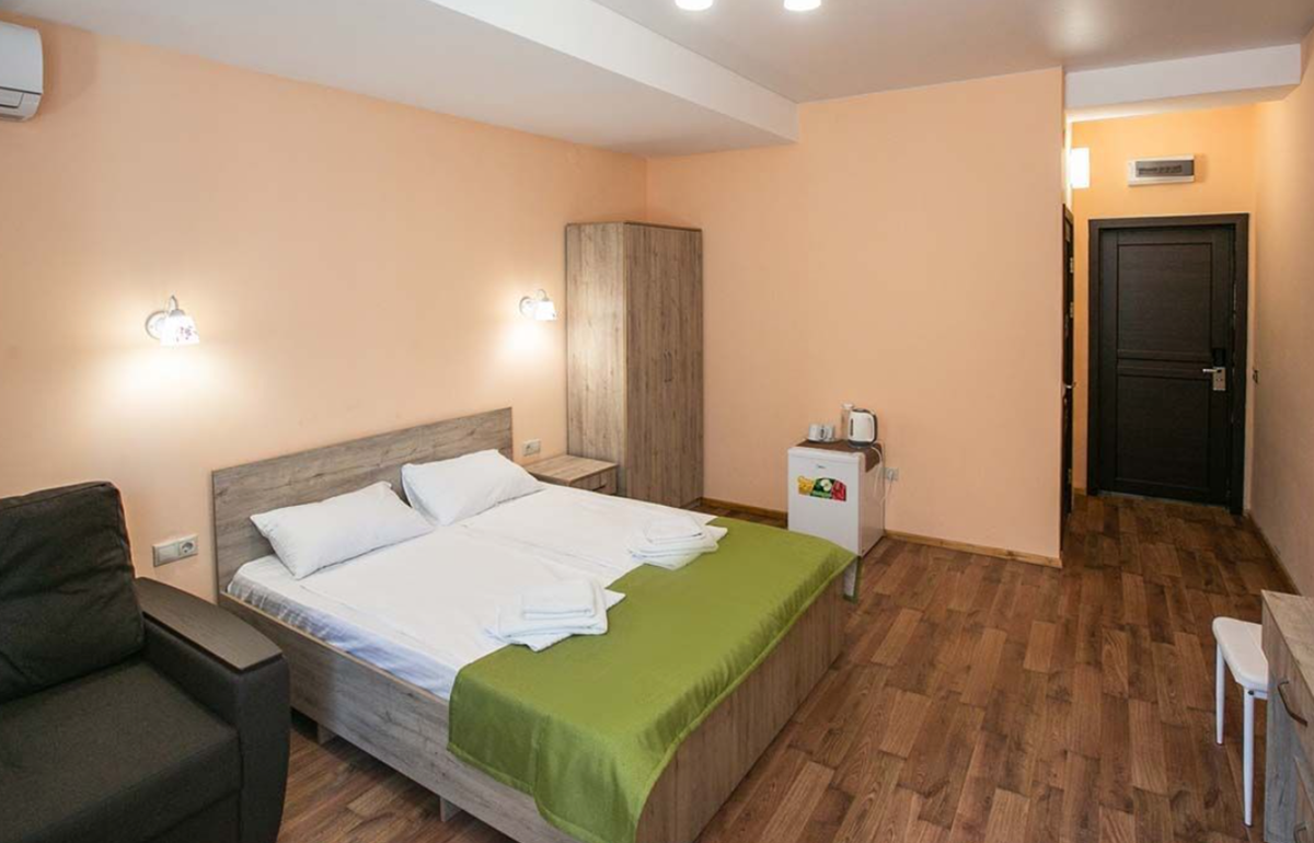 Такие фото номеров корпуса "Апсны" я нашла на официальном сайте опк "Пицунда". Это галерея, можно листать. 