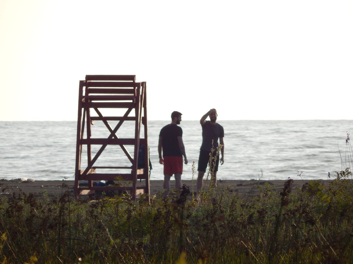 Грузинские мужчины на берегу Черного моря. Грузия