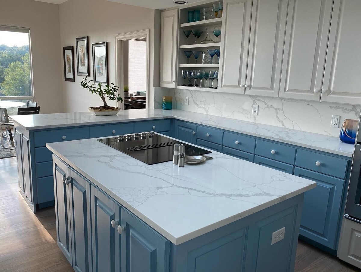 Голубая кухня с белой столешницей под мрамор