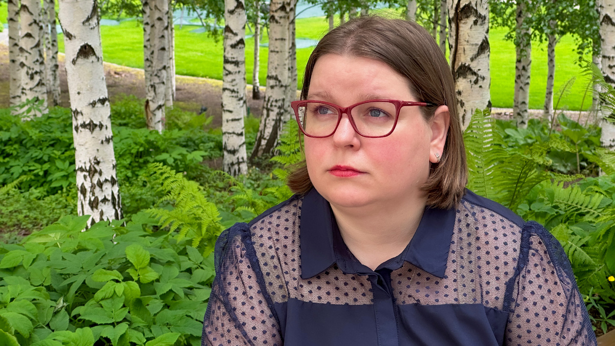 Всем привет! Меня зовут Елена Сокол и я логопед-практик я помогаю обычным мамам из нашей с вами жизни заниматься со своими детьми самостоятельно. Я адепт и практик семейного образования