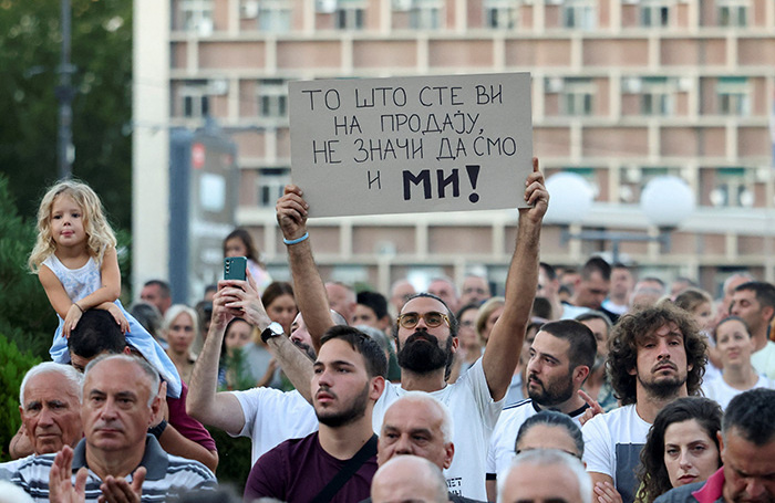    Акция протеста против открытия литиевого рудника компании Rio Tinto в Сербии. Надпись на плакате: «То, что вы продаетесь, не значит, что мы тоже». 7 августа 2024 года.Zorana Jevtic/Reuters