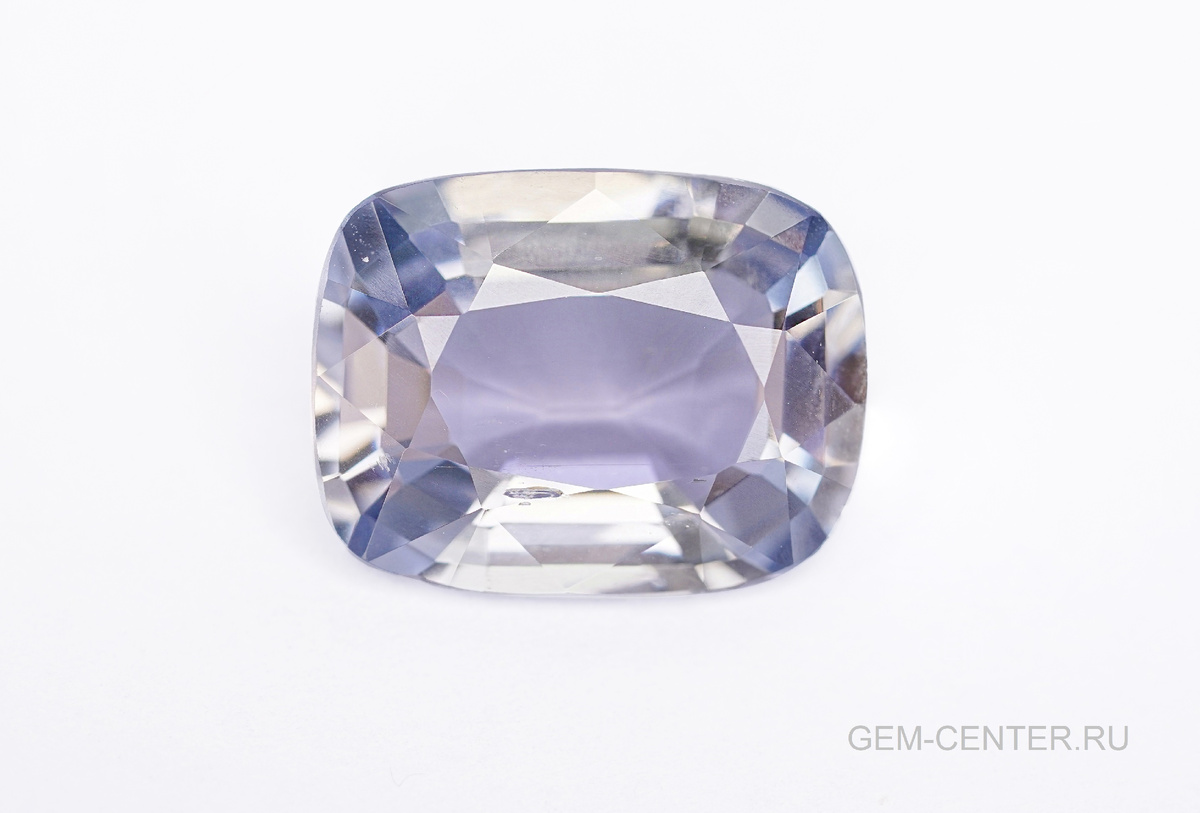 Рис. 1. Ограненный силлиманит (6,86 карат). Фотография Иоанны Кириллиной.