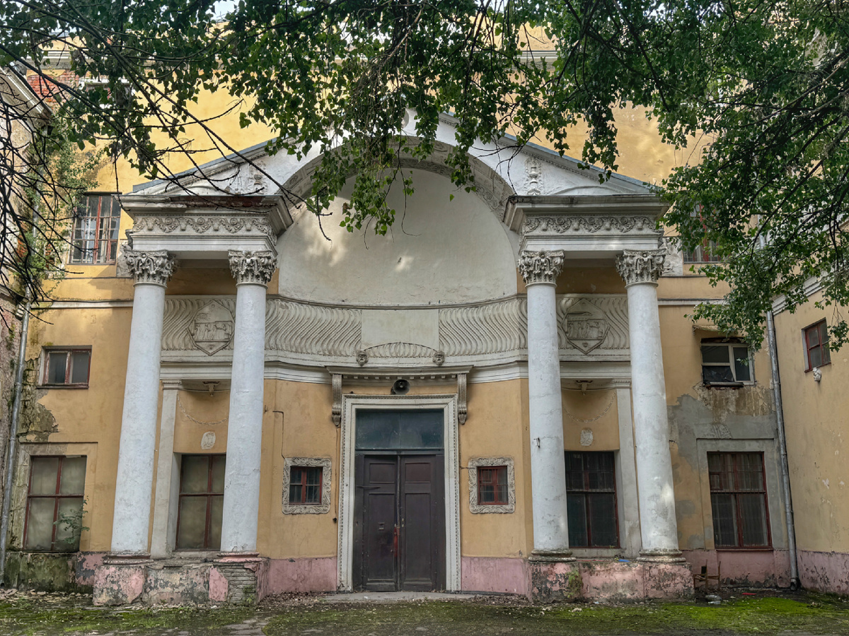 Адрес: Скаковая аллея, 7
