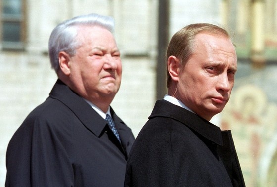    Президент России Владимир Путин и экс-президент России Борис Ельцин, по окончании церемонии инаугурации в Большом Кремлевском дворце, 2000 год