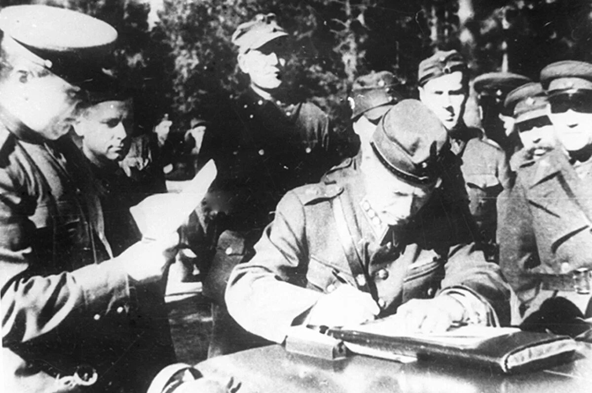    1944 год. Финское командование подписывает акт о сдаче пограничных участков. Это стало завершающим этапом войны на территории Карелии.