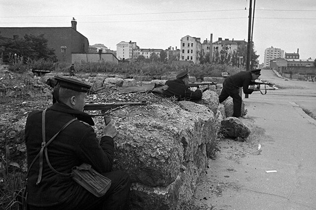    Морские пехотинцы Краснознаменной Ладожской военной флотилии в уличном бою в Выборге. Фото:  РИА Новости/ Сергей Шиманский