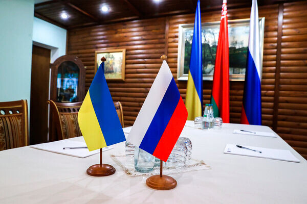 Флажки на столе, за которым проходили российско-украинские переговоры в Белоруссии, 7 марта 2022 года / Максим Гучек/БелТА/РИА Новости