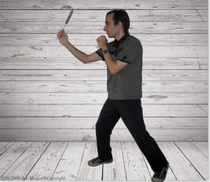 Базовая фронтальная стойка для метания ножа