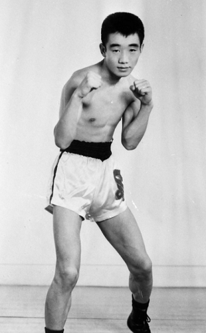 Митцунори Секи, правша, стоит в правой стойке.