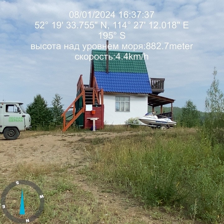 Дом с беседкой на берегу озера