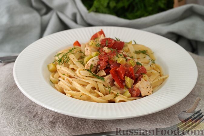 лапша, куриное филе, кабачки, помидоры черри, чеснок, сливки, соль, перец чёрный молотый, травы итальянские сушёные, масло растительное