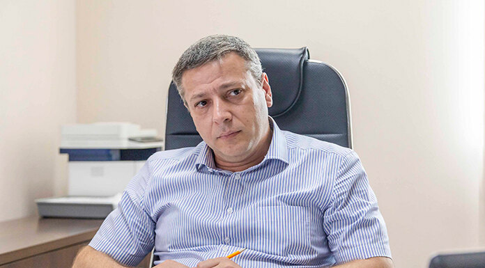    Директор по технологическим присоединениям энергокомпании Алексей Гвоздев. Фото пресс-службы «Россети Новосибирск»