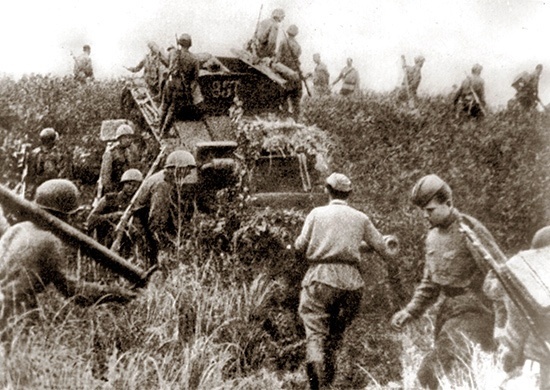 Советская пехота переходит границу Маньчжурии. 9 августа 1945г.