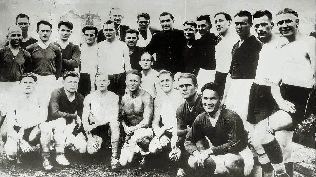 Команды «Старт» и Flakelf перед матчем 9 августа 1942 года	