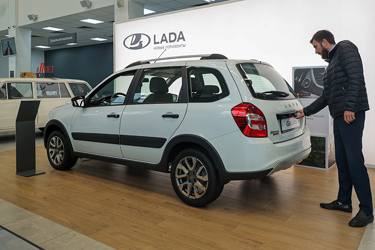    Согласно официальным данным, АвтоВАЗ в первом полугодии 2024-го продал в РФ 217,6 тыс. автомобилей, и это на 51,5% больше, чем за аналогичный период в 2023-м.   
Фото: Petrov Sergey/news.ru / www.globallookpress.com