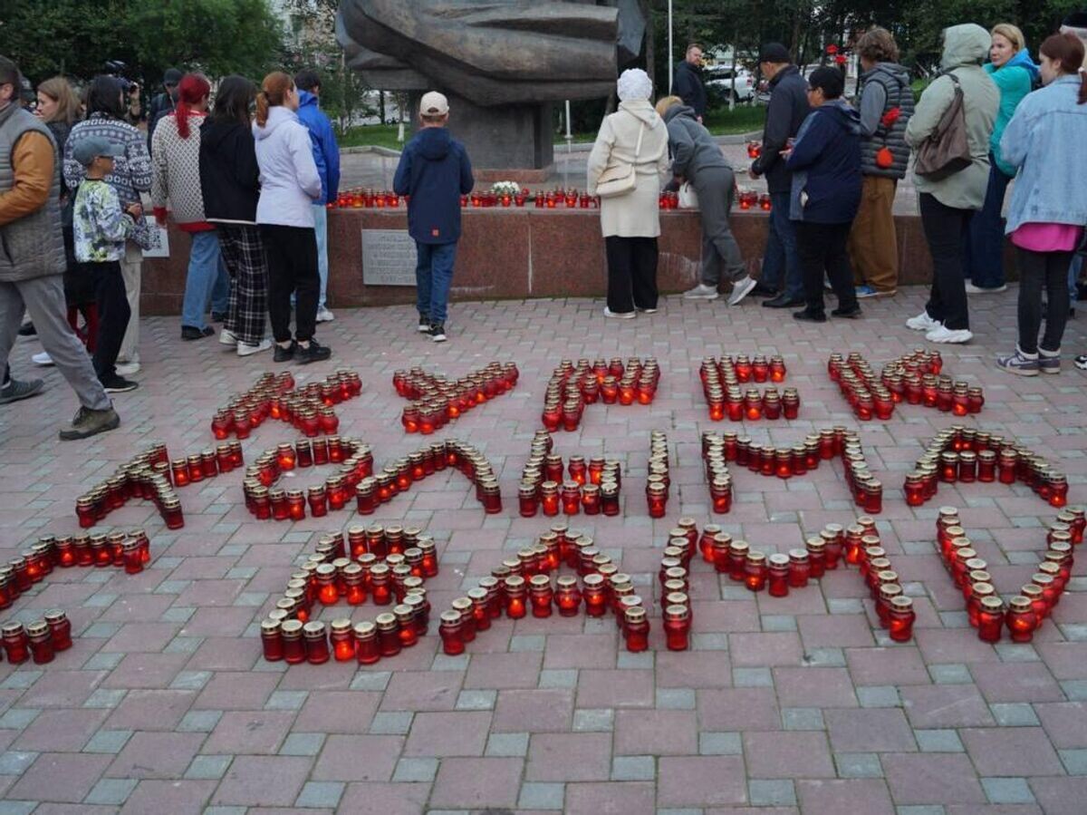    Акция в поддержку жителей Курской области "Курск, мы с вами" у мемориала "Узел Памяти" в Магадане© Фото : Магаданская городская Дума/Telegram