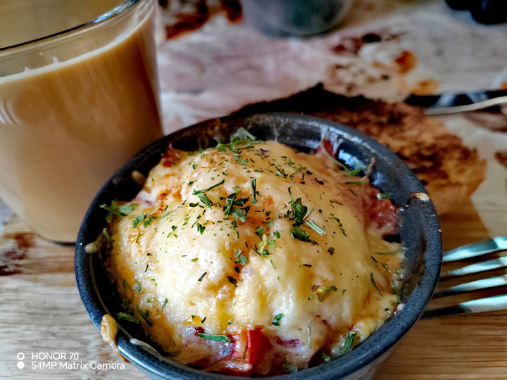 Яйцо, запечённое с мясом и помидором