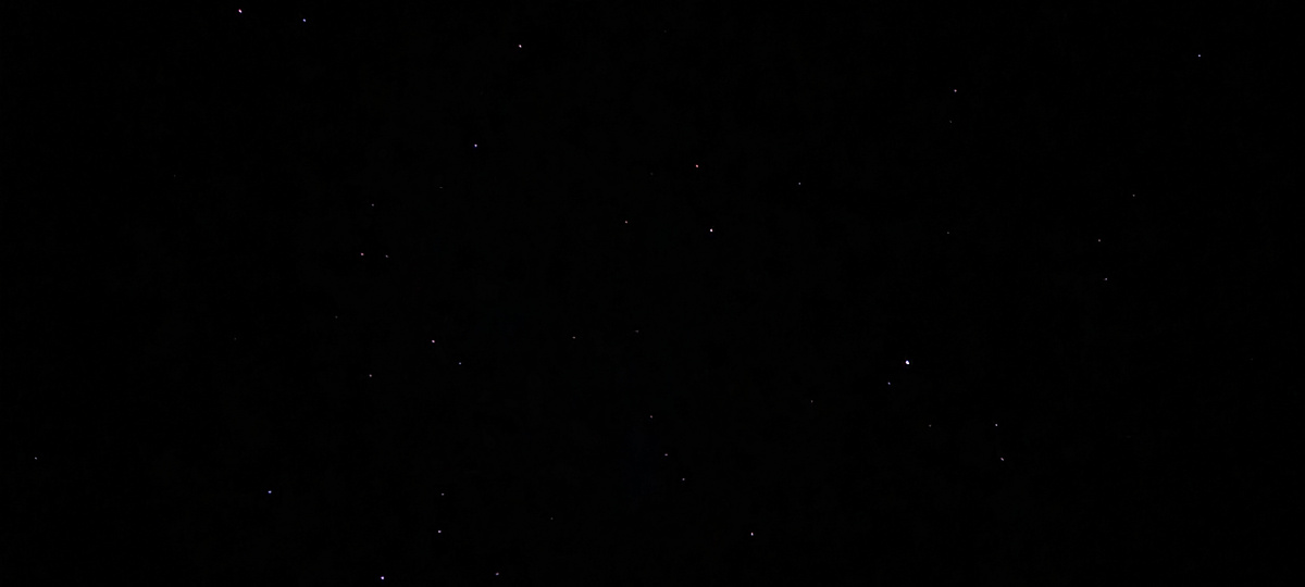 Фотография звёздного неба, сделанная на камере смартфона по состоянию на 4 августа 2024 года. Извиняюсь за тёмную фотку.