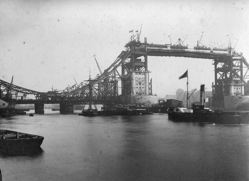 Тауэрский мост во время строительства, сентябрь 1892 г. Предоставлено: Викисклад // Общественное достояние