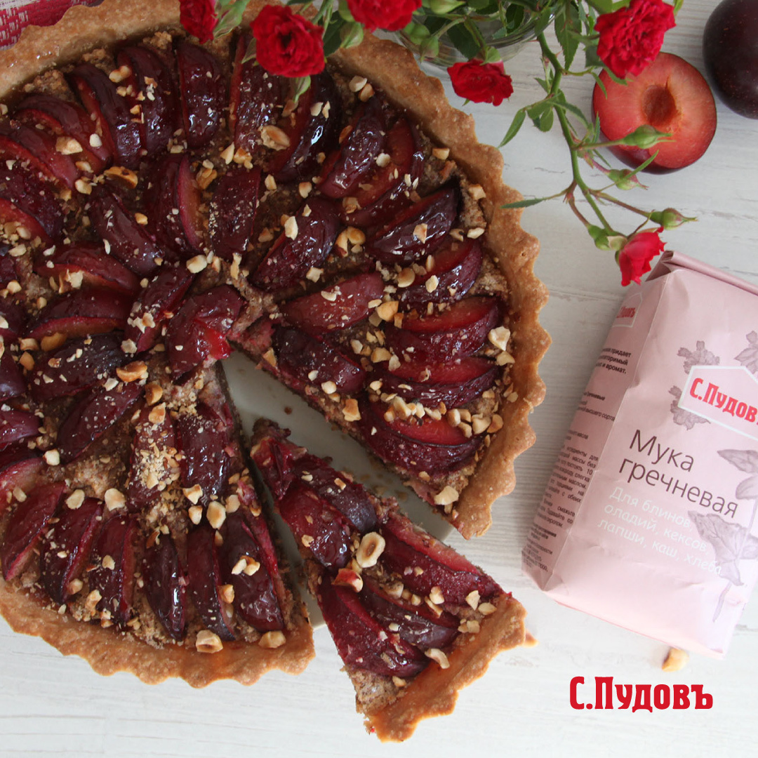 Пирог со сливами из гречневой муки