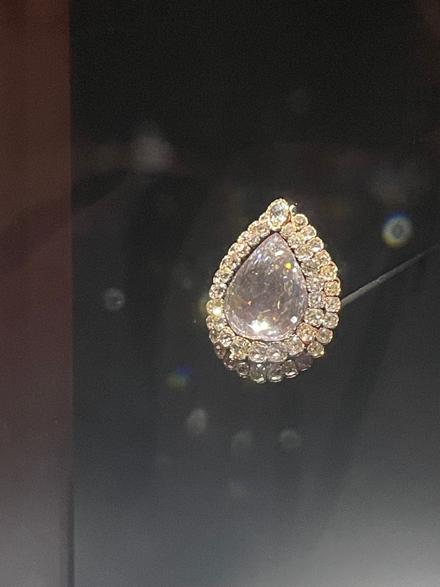 Алмаз «Ложечкина» (Кашикчи) - это бриллиант в восемьдесят шесть карат, оправленный серебром и окружённый сорока девятью более мелкими бриллиантами.