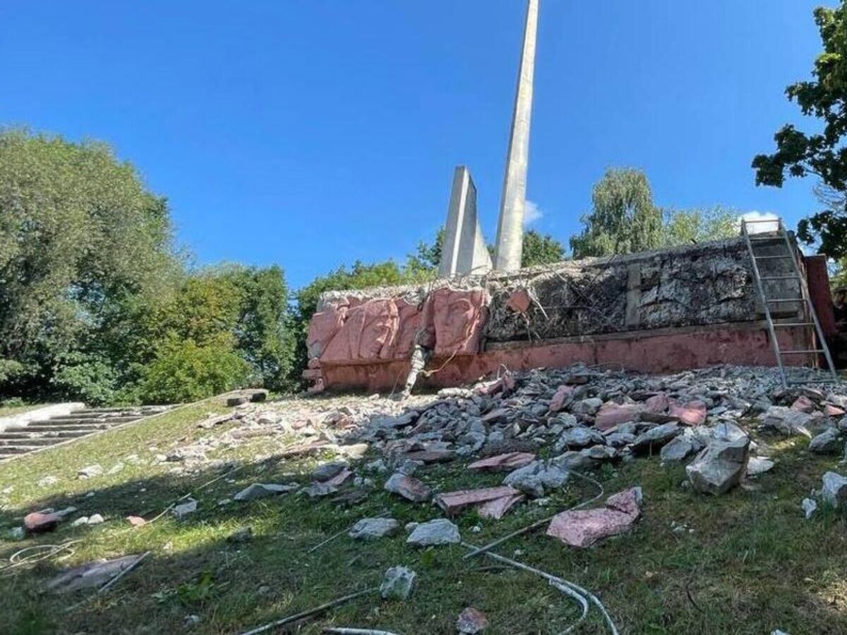    Снос мемориально-скульптурного комплекса "Холм Славы" в городе Калуш Ивано-Франковской области на западе Украины© Фото : соцсети