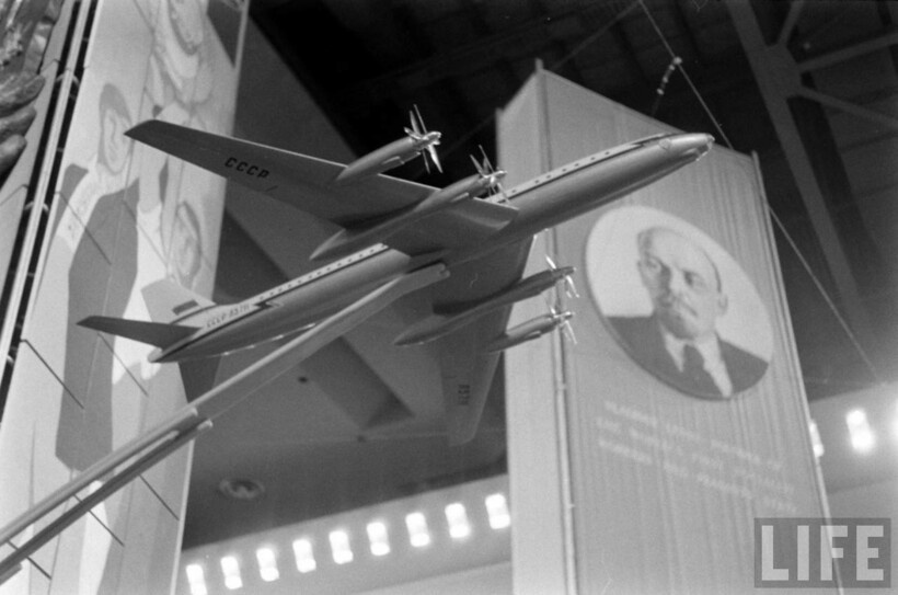 Также в США прилетел ТУ-114: в выставочном центре был макет, а в аэропорту Нью-Йорка ― настоящий самолет