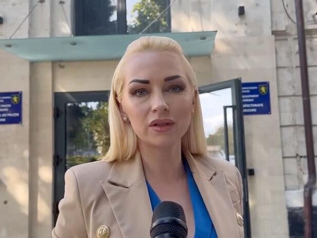    Депутат парламента Молдавии Марина Таубер возле комиссариата полиции сектора Буюканы в Кишиневе© Marina Tauber/Telegram